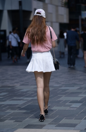 百褶裙笔直美腿美女