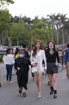 白皙美腿的小姐姐~