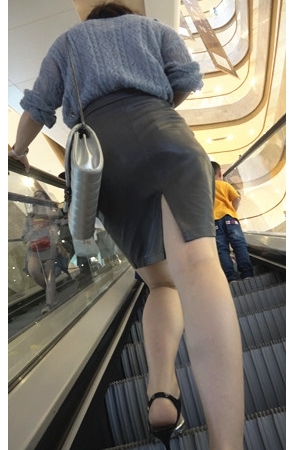 漂亮的紧身皮裙美女[828M/MP4]