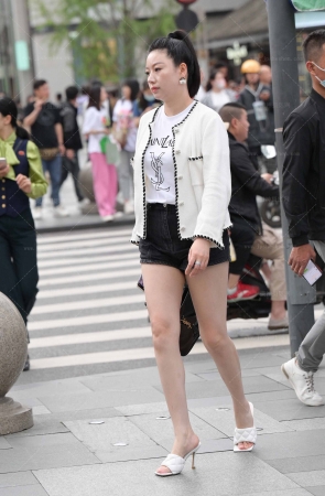 23510-18=47√凉拖大长腿轻熟女 16P