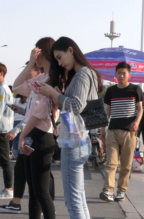 紧身蓝牛条纹衫高挑美女天生丽质