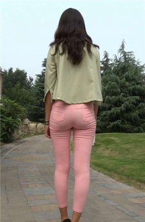 粉色紧身裤高跟鞋美腿模拍美女 [107 MB]