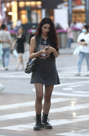 漂亮街拍黑丝妹子