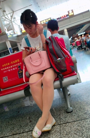 白T恤吊带裙绣花鞋街拍肉丝美腿