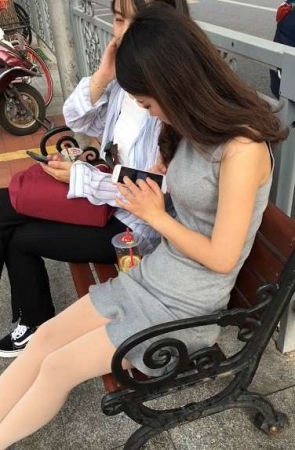 跟闺蜜聊天的肉丝袜小清新美眉