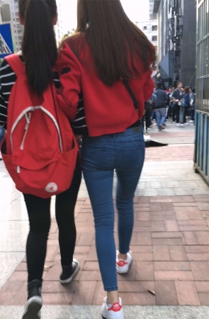 蓝色紧身牛仔美女