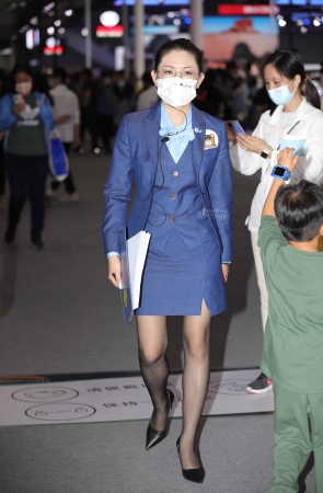 【街拍心灵】宝马销shou黑丝街拍高跟美腿哇塞