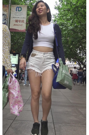 白色热裤月牙小姐姐