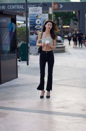 苗条黑色牛仔小姐姐