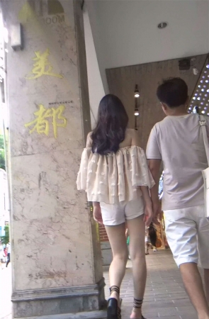 白色短裤一字肩雪纺衫美女