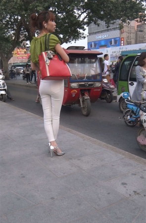 街边等车的极品紧身白裤高跟鞋性感美女