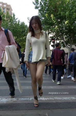 4K – 街拍牛仔热裤街拍高跟性感美女 [1.69 GB/MP4]