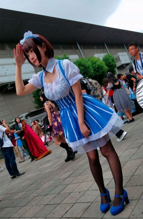 女仆装cosplay的街拍黑丝蓝色高跟鞋美少女