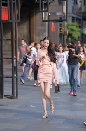 粉色包臀裙美女