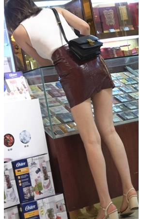 漂亮的棕色皮裙妹子 [1.43G/MP4]