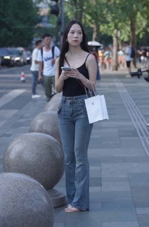 街拍蓝色牛仔长裤小姐姐