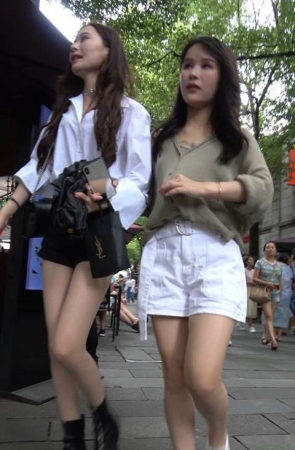 4K 街拍美女姐妹一起逛街