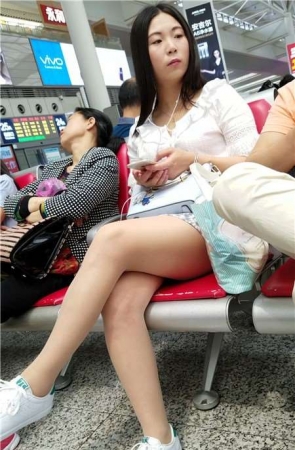 4k-白衬衫格子裙运动鞋街拍肉丝美腿