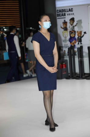 【街拍心灵】凯迪拉克展厅前台黑丝街拍美腿礼仪