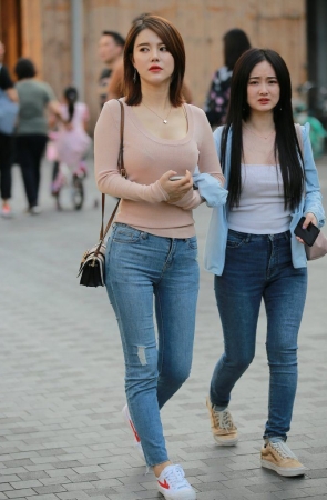 玻璃街拍作品  牛仔裤美女 [22P-264MB]