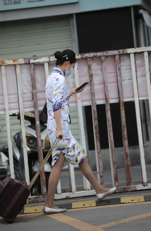 【街拍心灵】HU航空乘旗袍街拍灰丝经典哇塞