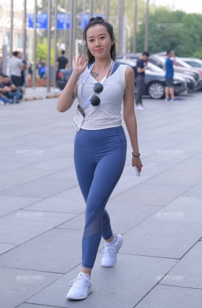 开朗的瑜伽裤美女