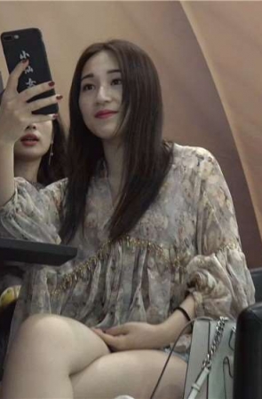 4K – 连衣裙凉高美足网红妹纸跟闺蜜自拍 [866 MB/avi]