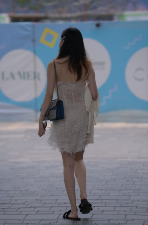 极品吊带裙美女