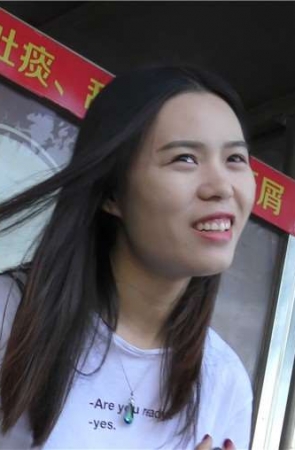 4k-街拍白嫩美足凉鞋清纯美女，一笑倾城