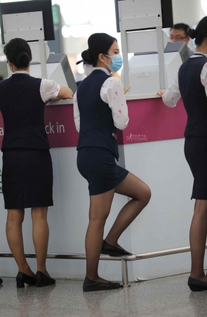 【街拍心灵】机场地勤灰丝制服街拍高跟