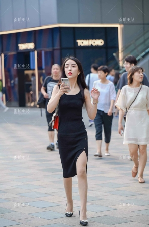 街拍黑裙高跟长裙美女