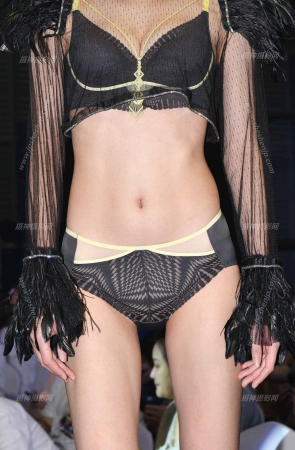 23419-21=49√穿着内衣给你们看的女人 20P