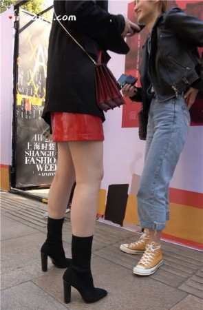 4K – 红色皮短裙短靴天生丽质街拍美女小姐姐 [626 MB/MP4]