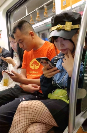 高跟美足标致的靓女