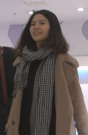 试穿好看的银色高跟鞋