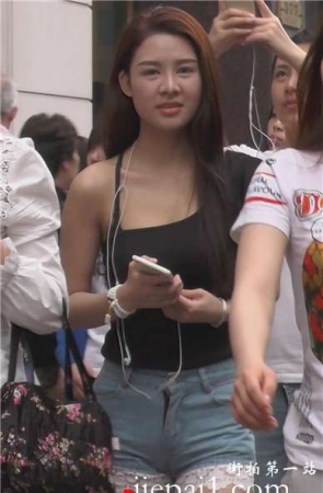 街拍清纯热裤美女，笑容能迷死人 [2.86 GB]