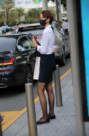 路边偶遇街拍OL下班等车黑 丝大长 腿哇塞