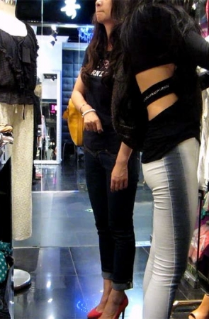 跟拍极品漏背紧身白裤美女