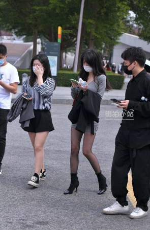 街拍灰裙黑丝