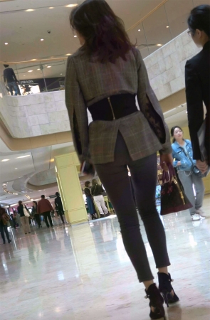 逛商场的两位紧身美女真不错