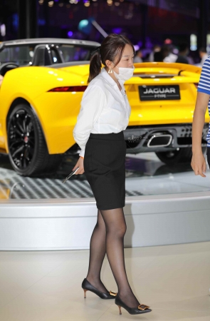 在工作的汽车销 shou黑 丝高 跟美