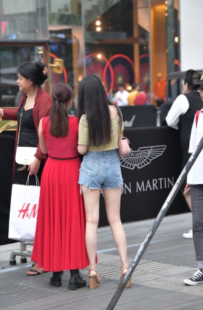 拍照的热裤小妹