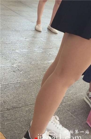 地铁上的小清新可爱萌妹子，墨镜很夸张