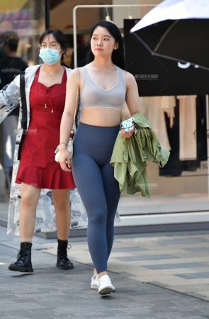 丰腴瑜伽紧身裤美女