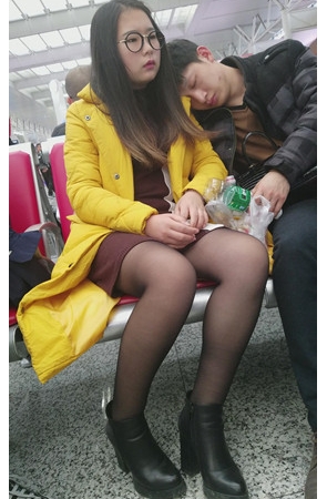 黄衣眼镜小姐姐