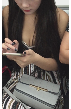 地铁上的长发妹子