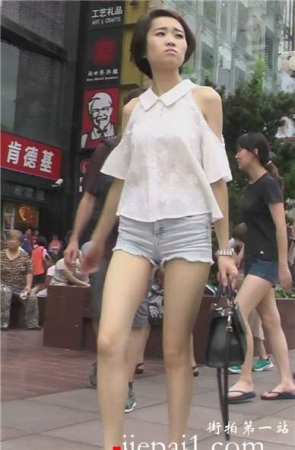 街拍性感高挑长腿热裤短发美女 [466 MB]
