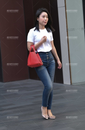 饱满的圆臀，紧牛高跟小姐姐