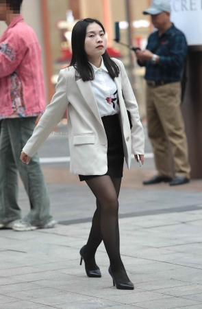 黑丝街拍高跟少妇