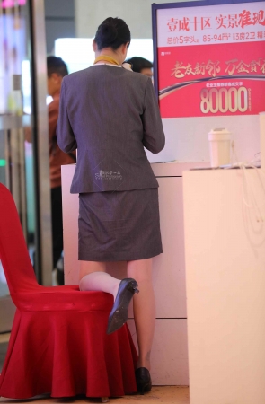【街拍心灵】售楼处销售街拍肉丝高阿根美腿挑鞋歇歇